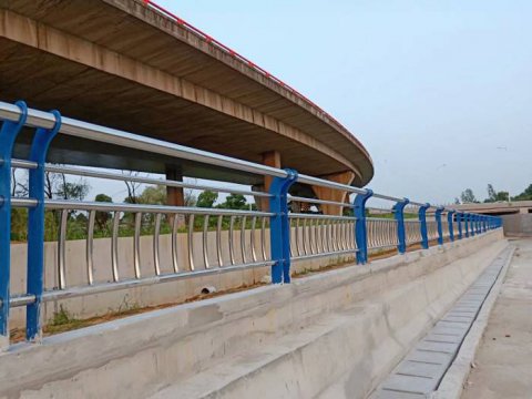 不（bú）鏽鋼複合管護欄